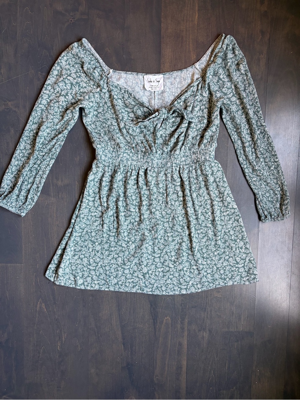 Sadie & Sage Floral Smocked Shirt with Sweetheart Tie size large